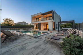 Modern 4BR Private Villa - Pool, Jacuzzi, Gaming Room